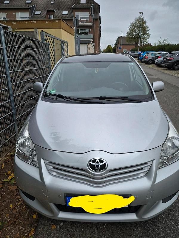 Silber Gebraucht 2010 Toyota Verso Van / Kleinbus | 6.000 € (Fairer Preis) - Bild 1/4