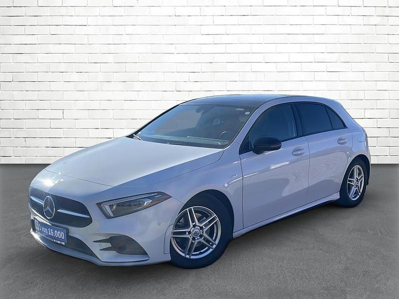 Weiß metallic Gebraucht 2022 Mercedes A180 Edition | 26.890 € (Etwas zu teuer) - Bild 1/4