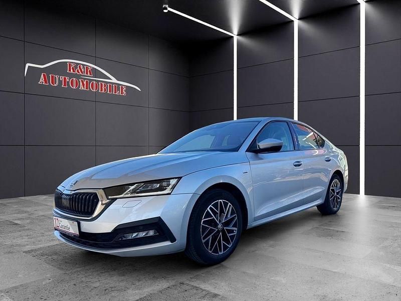 Brilliantsilber metallic Gebraucht 2022 Skoda Octavia Clever Limousine | 19.999 € (Fairer Preis) - Bild 1/4