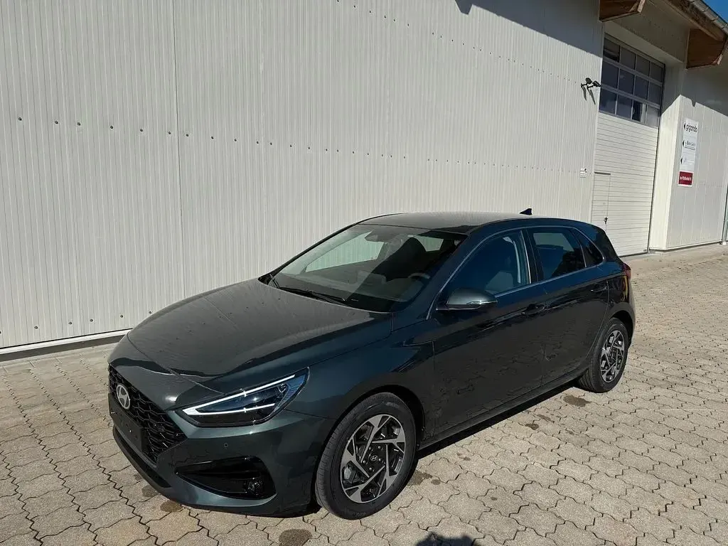 Neu Hyundai i30 150 PS (110 kW) 2026 Grün Limousine