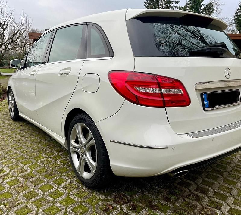 Gebraucht Mercedes B200 156 PS (114 kW) 2014 Weiß Van / Kleinbus