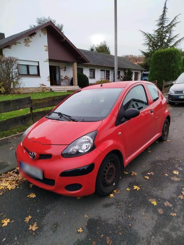 Rot Gebraucht 2011 Toyota Aygo Kleinwagen | 1.800 € (Fairer Preis) - Bild 1/4