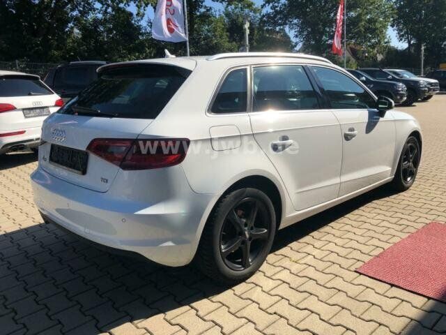 Weiß metallic Gebraucht 2013 Audi A3 Sportback Ambition Kombi | 13.790 € (Fairer Preis) - Bild 1/4