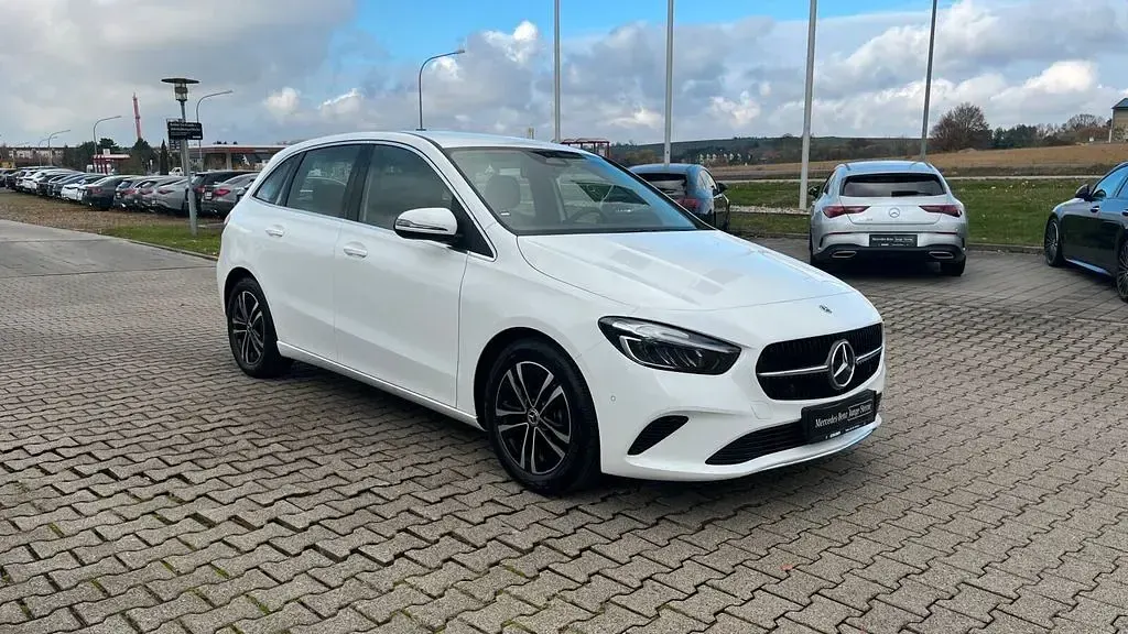 Gebraucht Mercedes B180 Advanced 136 PS (100 kW) 2024 Weiß Van / Kleinbus