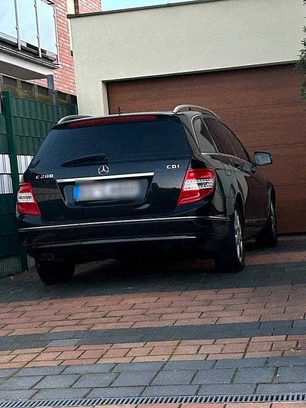 Schwarz Gebraucht 2011 Mercedes 220 Kombi | 3.550 € - Bild 1/4