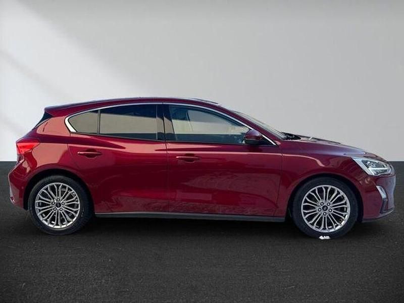 Gebraucht Ford Focus Titanium 120 PS (88 kW) 2018 Rot Limousine