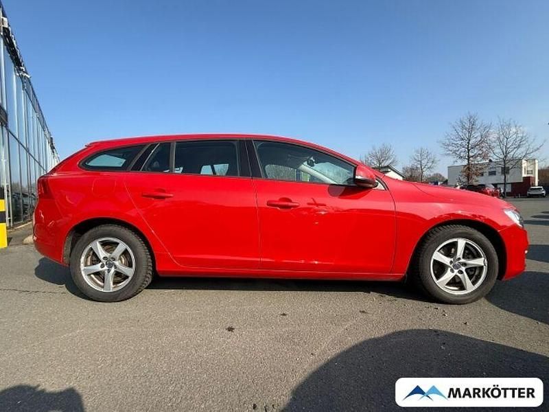 Gebraucht Volvo V60 Kinetic 152 PS (111 kW) 2018 Rot Kombi