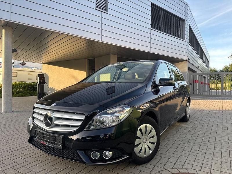 Schwarz Gebraucht 2012 Mercedes B180 Van / Kleinbus | 9.290 € (Fairer Preis) - Bild 1/4