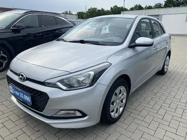 Gebraucht Hyundai i20 75 PS (55 kW) 2017 Silber Limousine