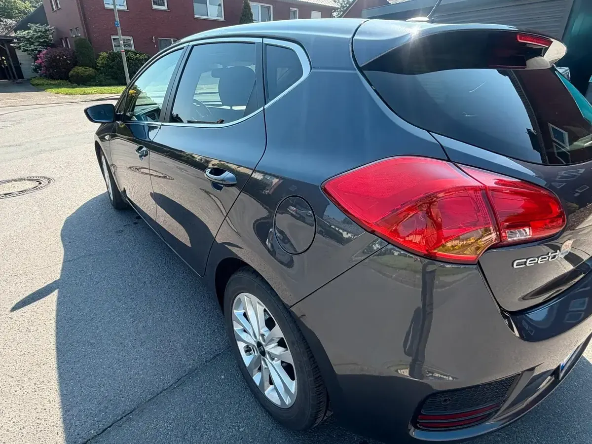 Gebraucht Kia Ceed DREAM-TEAM Edition 99 PS (72 kW) 2016 Grau Kleinwagen