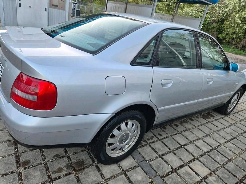Second-hand Audi A4 125 CP (91 kW) 1999 Argintiu Berlinǎ