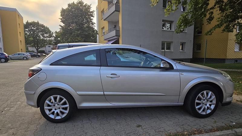 Silber Gebraucht 2006 Opel Astra GTC Edition Coupé | 2.200 € (Fairer Preis) - Bild 1/4