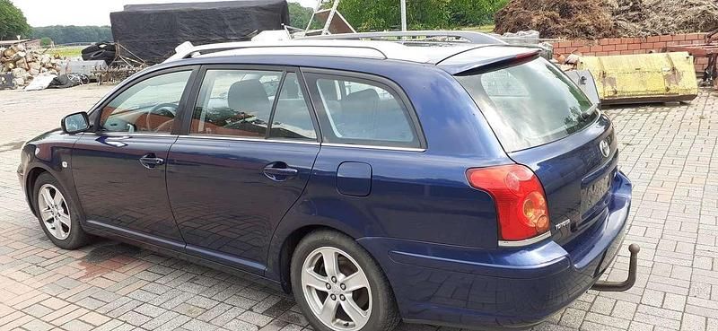 Blau Gebraucht 2006 Toyota Avensis Kombi | 1.500 € (Etwas zu teuer) - Bild 1/4