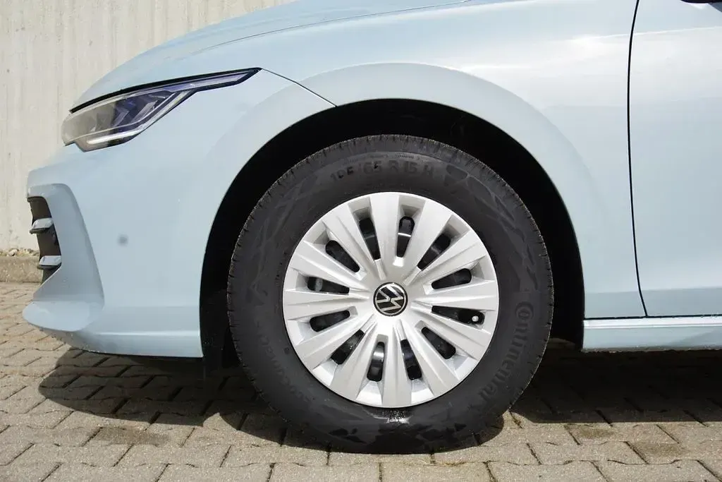 Neu VW Golf VIII 116 PS (85 kW) 2026 Crystal ice blue metallic Limousine