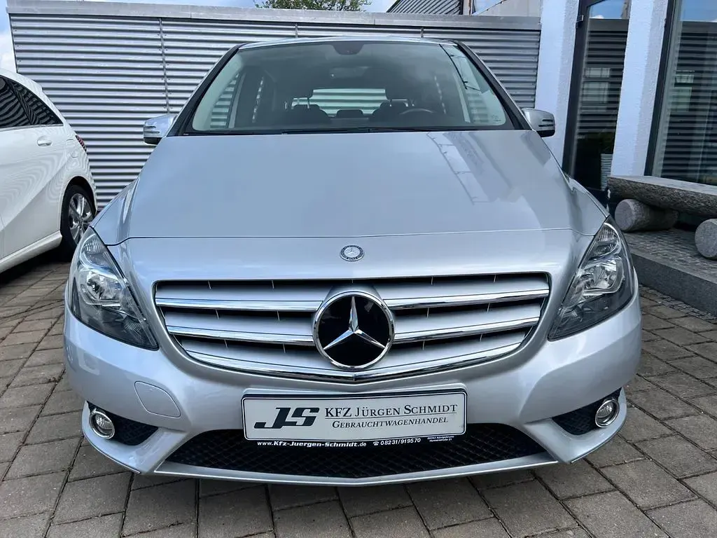 Gebraucht Mercedes B180 122 PS (89 kW) 2014 Silber Van / Kleinbus