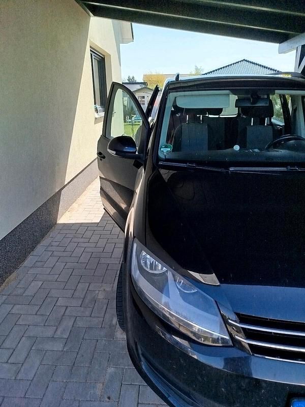 Second-hand VW Sharan 140 CP (102 kW) 2011 Negru Monovolum