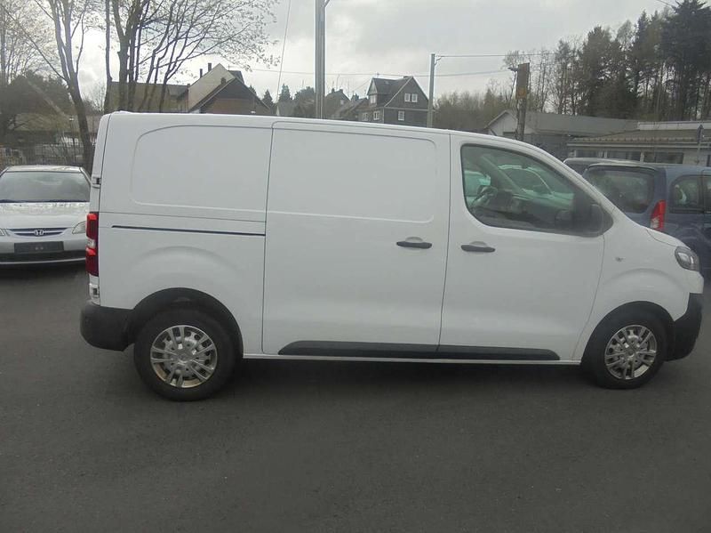Second-hand Citroën Jumpy 144 CP (105 kW) 2022 Alb Monovolum