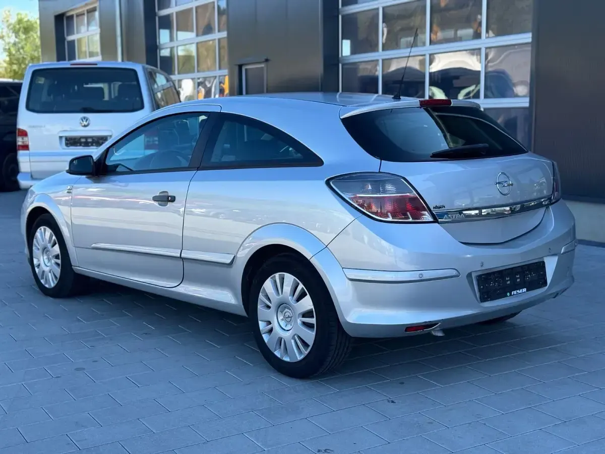 Gebraucht Opel Astra GTC Selection 140 PS (102 kW) 2009 Silber Coupé