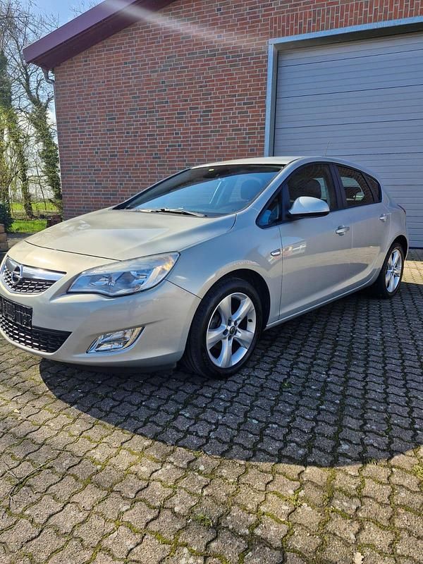 Gebraucht Opel Astra 115 PS (84 kW) 2010 Beige Limousine
