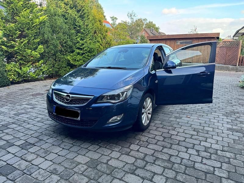 Blau Gebraucht 2010 Opel Astra Kombi | 6.299 € (Etwas zu teuer) - Bild 1/4