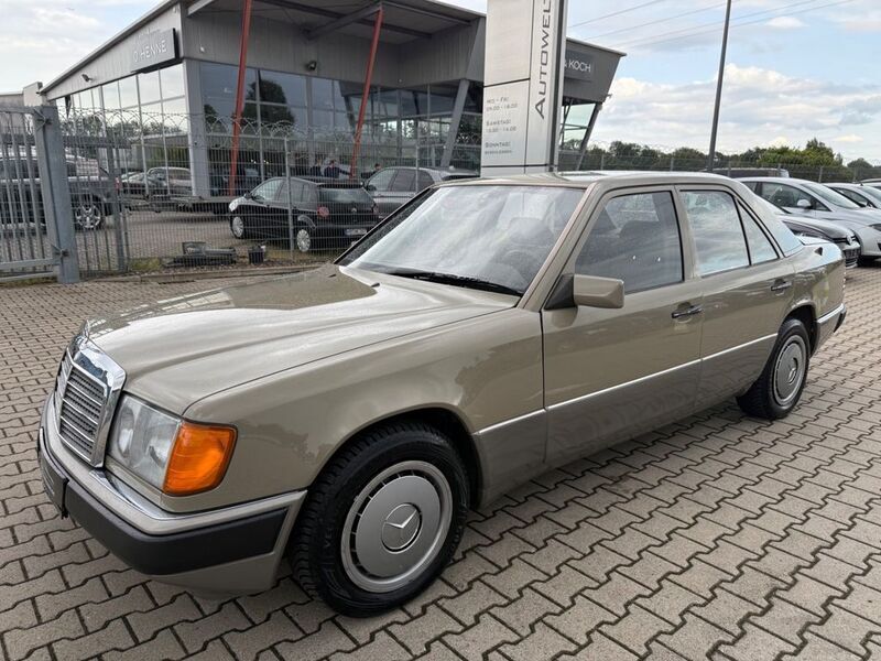 Braun Gebraucht 1991 Mercedes E230 Limousine | 13.900 € - Bild 1/4