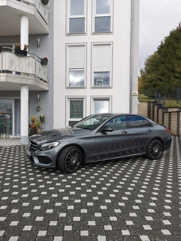 Grau Gebraucht 2018 Mercedes C300 AMG Limousine | 28.990 € (Fairer Preis) - Bild 1/4