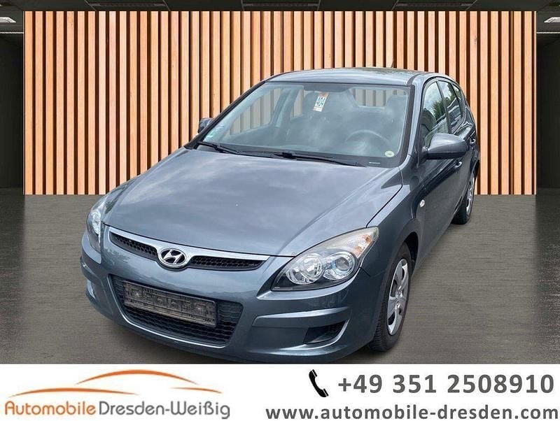 Grau Gebraucht 2009 Hyundai i30 Classic Limousine | 3.980 € (Etwas zu teuer) - Bild 1/4