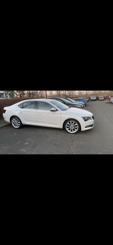 Weiß Gebraucht 2019 Skoda Superb Limousine | 14.900 € (Teuer) - Bild 1/4
