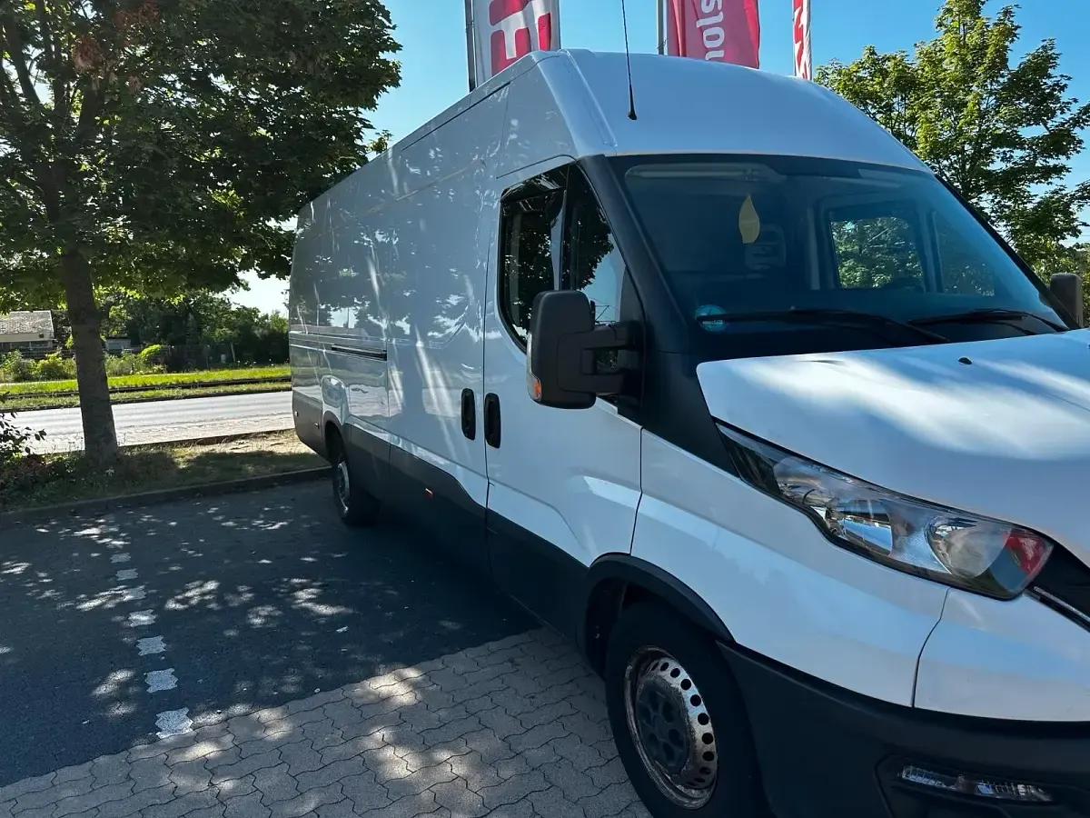 Gebraucht Iveco Daily 136 PS (100 kW) 2021 Weiß Limousine
