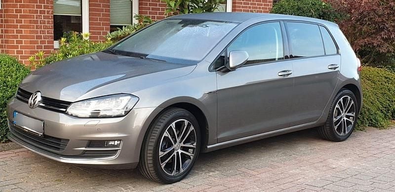 Grau Gebraucht 2015 VW Golf VII LOUNGE Limousine | 10.750 € (Guter Preis) - Bild 1/4