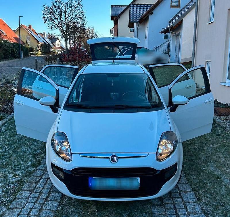 Weiß Gebraucht 2011 Fiat Punto Limousine | 2.300 € (Fairer Preis) - Bild 1/4