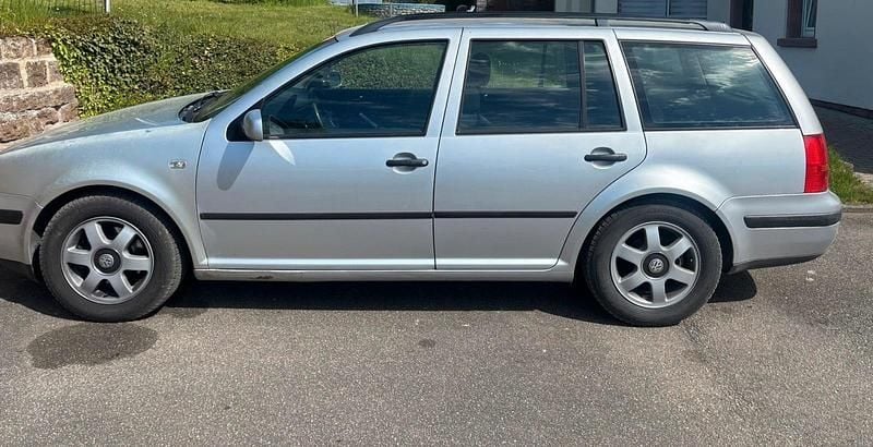 Second-hand VW Golf IV 101 CP (74 kW) 2002 Argintiu Break