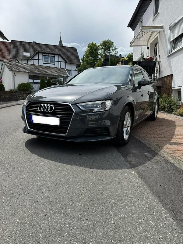 Grau Gebraucht 2019 Audi A3 Sportback Design Kleinwagen | 17.300 € (Fairer Preis) - Bild 1/4
