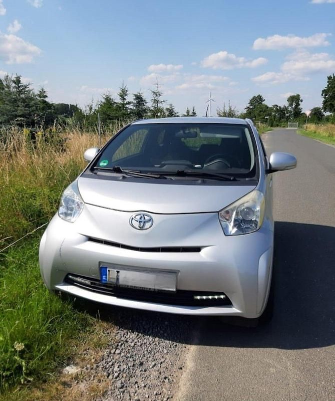Silber Gebraucht 2010 Toyota iQ Kleinwagen | 3.750 € (Fairer Preis) - Bild 1/4