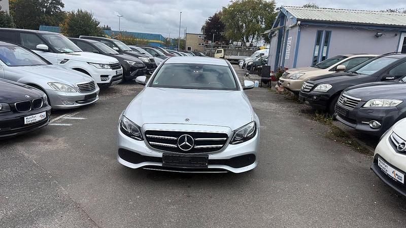 Silber Gebraucht 2018 Mercedes E200 Avantgarde Limousine | 16.750 € (Superpreis) - Bild 1/4