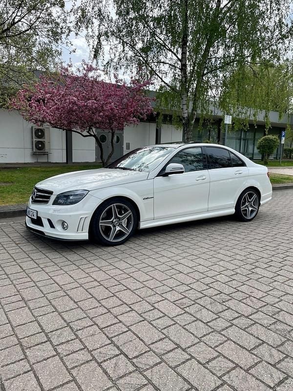 Weiß Gebraucht 2008 Mercedes C63 AMG AMG Limousine | 28.999 € - Bild 1/4