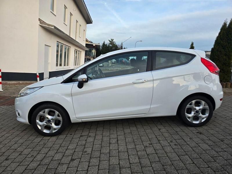 Gebraucht Ford Fiesta Titanium 82 PS (60 kW) 2010 Weiß Kleinwagen
