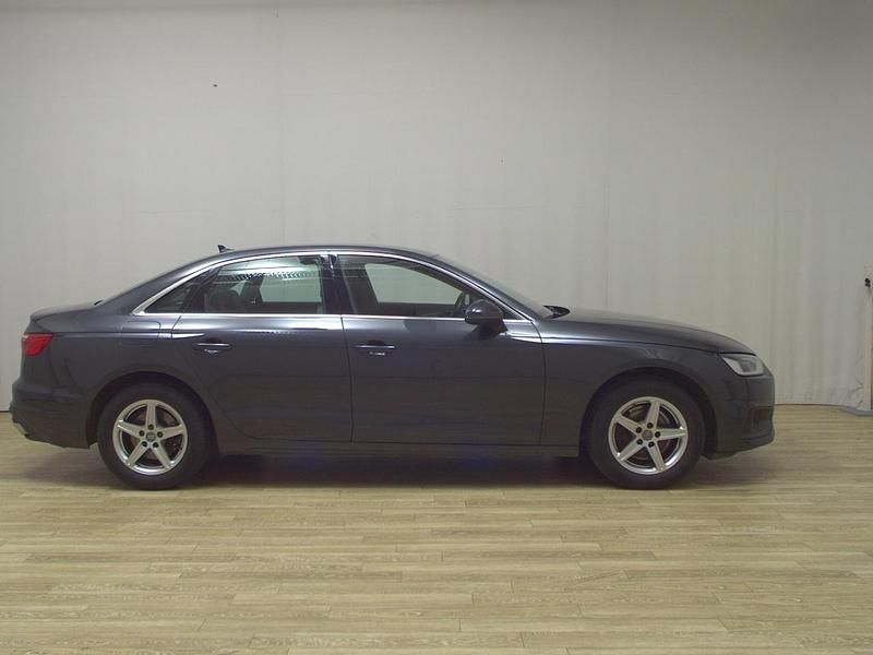 Grau Gebraucht 2020 Audi A4 Basis Limousine | 18.380 € (Etwas zu teuer) - Bild 1/4
