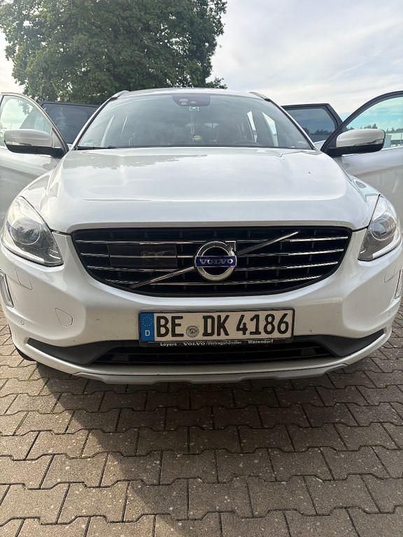 Weiß Gebraucht 2017 Volvo XC60 Summum SUV | 19.599 € (Etwas zu teuer) - Bild 1/4