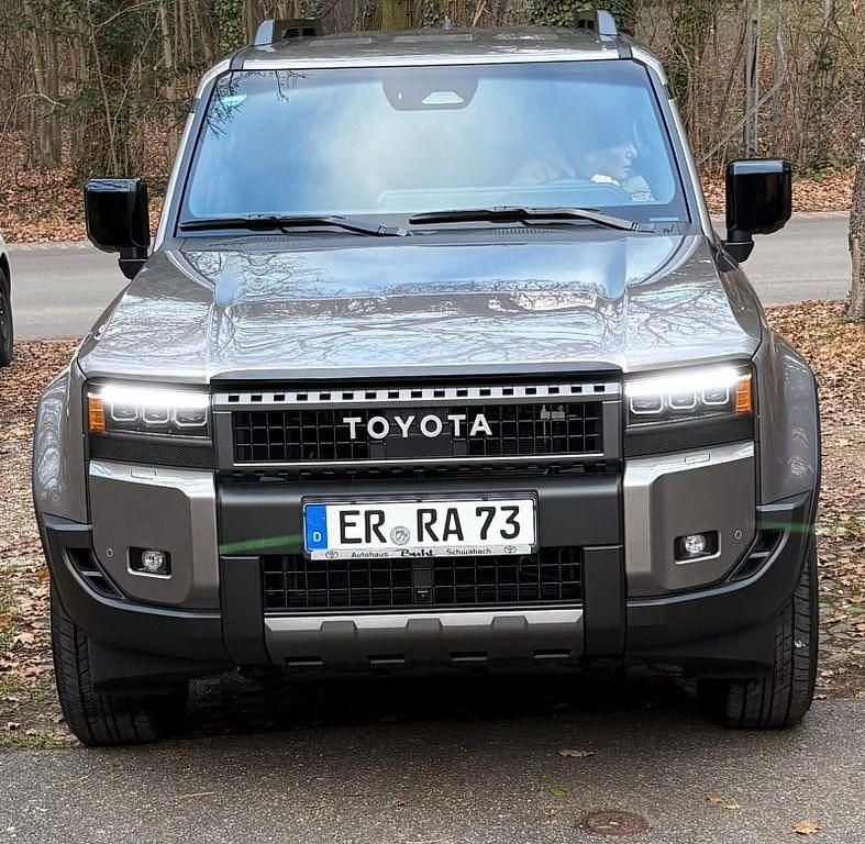 Braun Gebraucht 2024 Toyota Land Cruiser Executive SUV | 79.000 € (Superpreis) - Bild 1/4