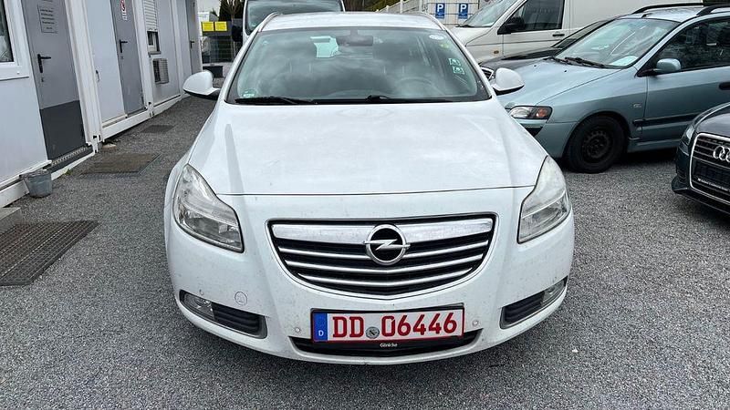 Gebraucht Opel Insignia Edition 131 PS (96 kW) 2012 Weiß Kombi