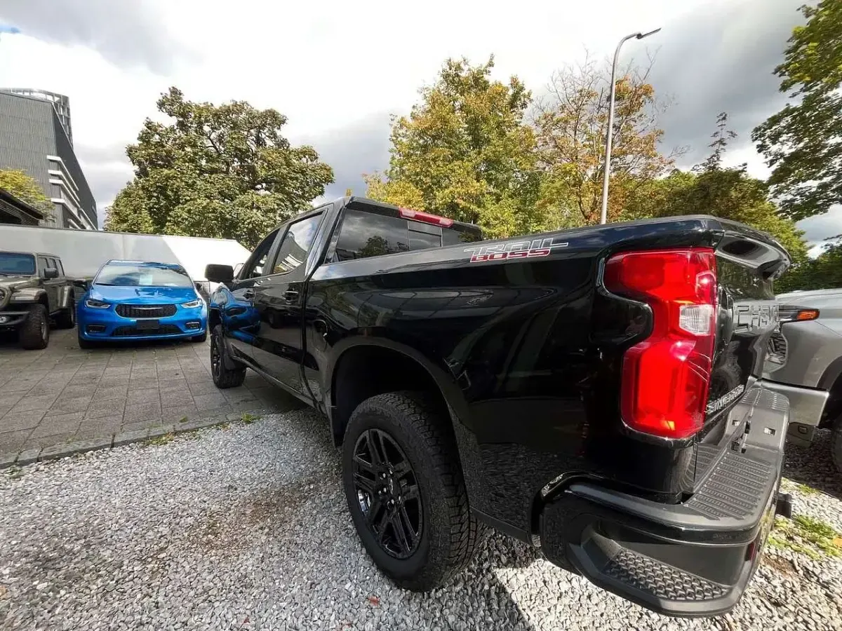 Neu Chevrolet Silverado 426 PS (313 kW) 2025 Schwarz SUV