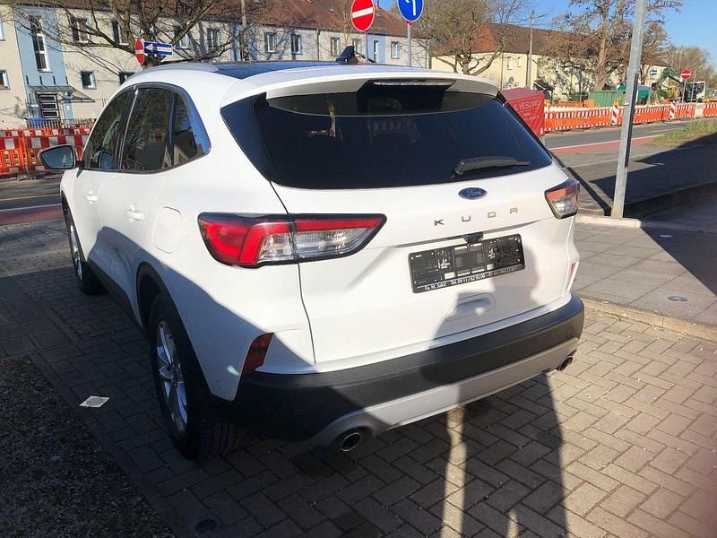 Gebraucht Ford Kuga Titanium 150 PS (110 kW) 2020 Weiß SUV