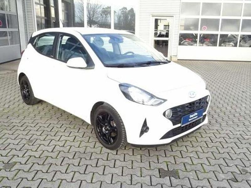 Gebraucht Hyundai i10 Trend 67 PS (49 kW) 2020 Weiß Kleinwagen