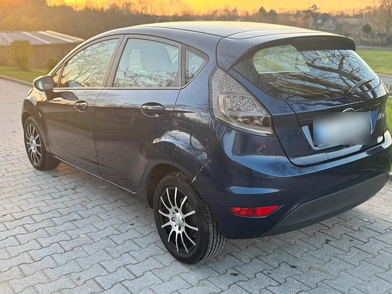 Gebraucht Ford Fiesta 70 PS (51 kW) 2011 Blau Kleinwagen