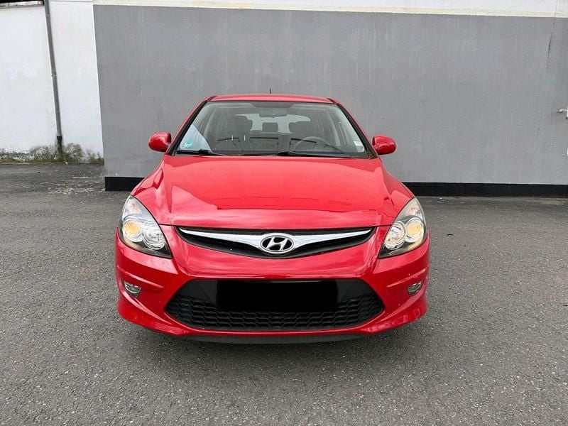 Gebraucht Hyundai i30 108 PS (79 kW) 2010 Rot Kleinwagen
