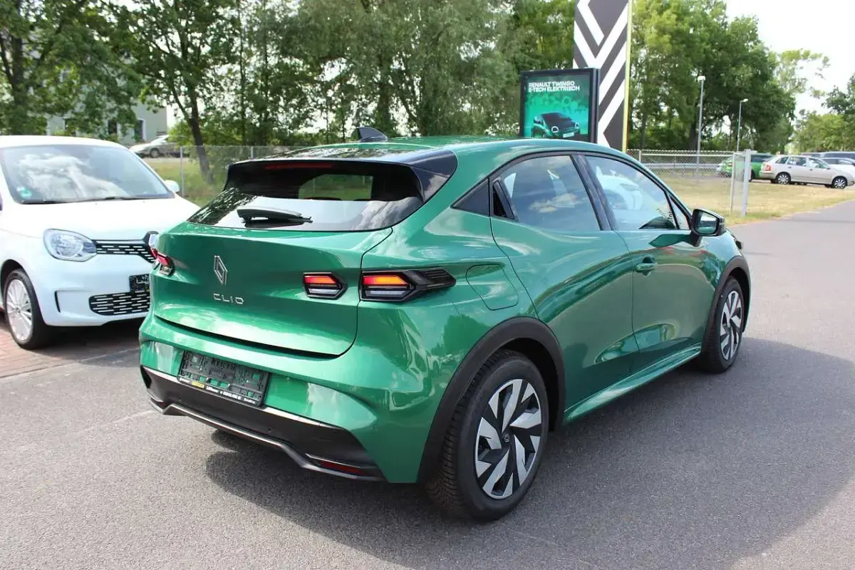 Neu Renault Clio Evolution 114 PS (83 kW) 2026 Absolut grün Kleinwagen
