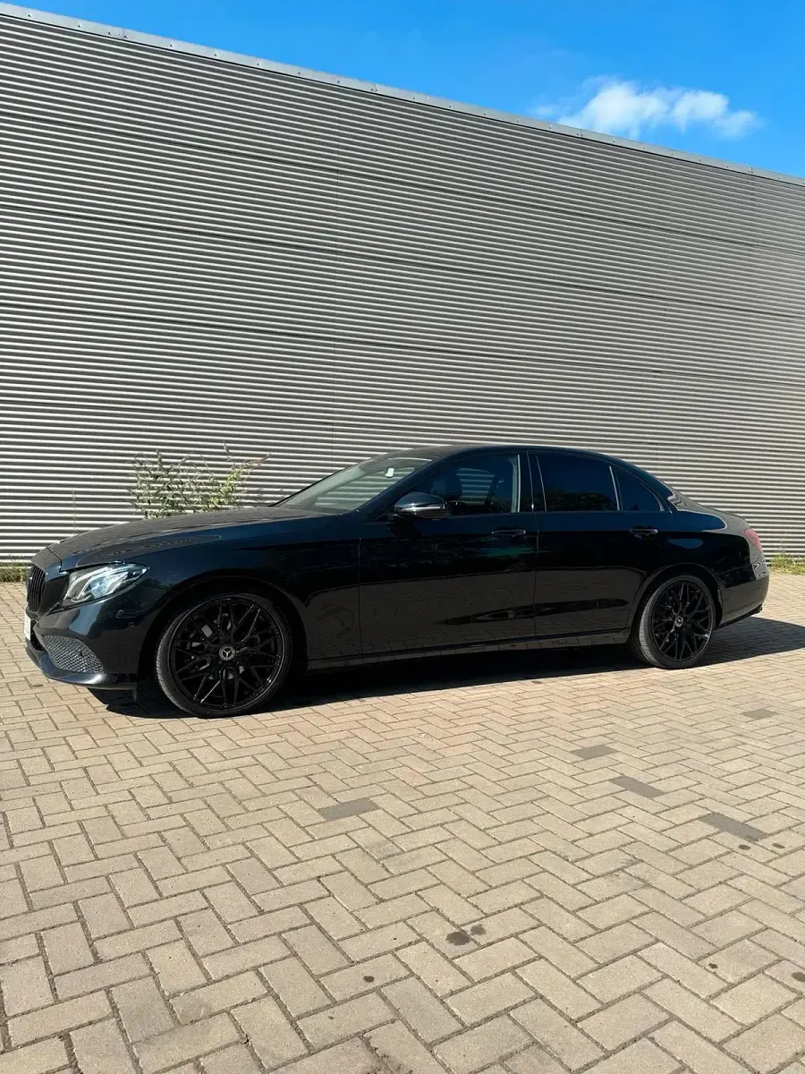 Gebraucht Mercedes E220 194 PS (142 kW) 2019 Schwarz Limousine