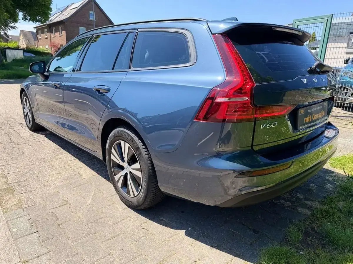 Usata Volvo V60 Basis 150 CV (110 kW) 2020 Blu Station wagon