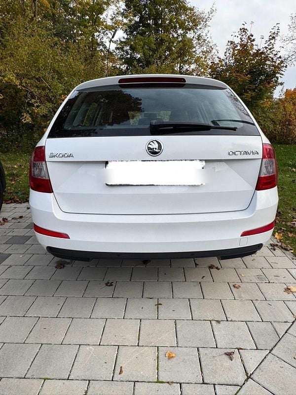 Weiß Gebraucht 2015 Skoda Octavia Kombi | 6.500 € (Superpreis) - Bild 1/4